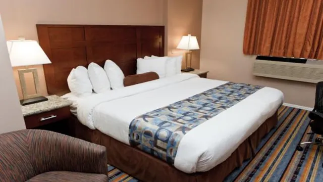 Ramada Inn & Suites Downtown Vancouver photo 1