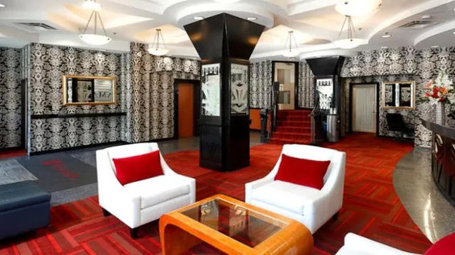 Ramada Inn & Suites Downtown Vancouver photo 2