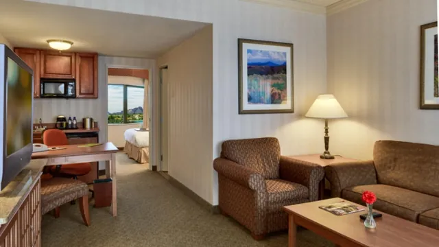 Doubletree Guest Suites Phoenix-Gateway Center photo 2