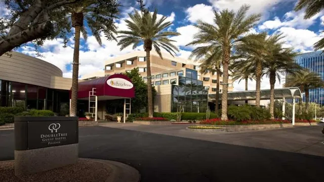 Doubletree Guest Suites Phoenix-Gateway Center photo 3