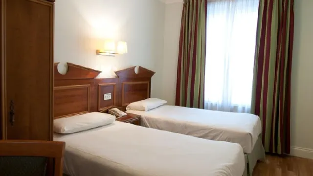 Royal Eagle Hotel photo 1