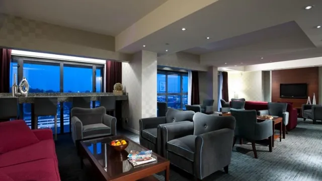 Best Western Plus Kings Inn & Conference Center Burnaby photo 2