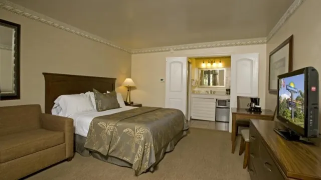 Days Inn San Diego Hotel Circle Near SeaWorld photo 2