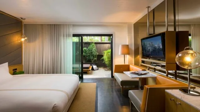 Vagabond Inn Executive Hollywood photo 1
