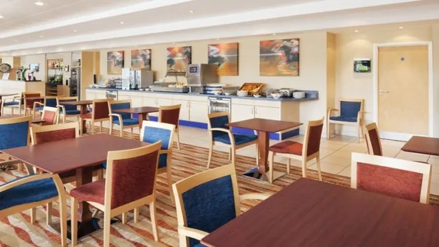 Holiday Inn Express Chester Racecourse photo 3