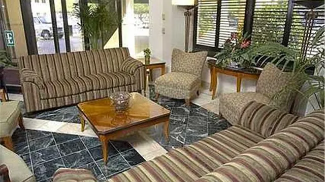 Holiday Inn Express Hotel & Suites Dallas, Stemmons Fwy(I-35 E) photo 2