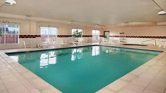 Holiday Inn Express Hotel & Suites Dallas, Stemmons Fwy(I-35 E) photo 3