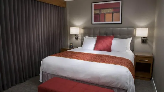 Woodbine Hotel & Suites Toronto photo 2