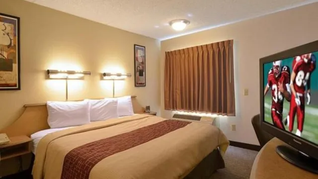 Red Roof Inn & Suites Fayetteville - Fort Bragg photo 1