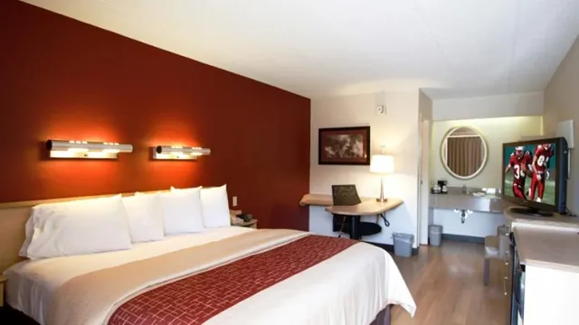 Red Roof Inn & Suites Fayetteville - Fort Bragg photo 2
