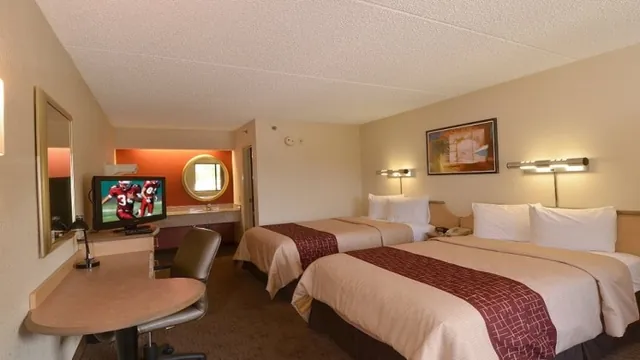 Red Roof Inn & Suites Fayetteville - Fort Bragg photo 3