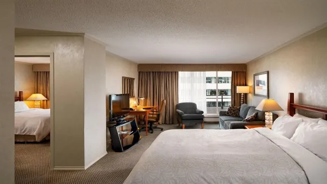 Royal Scot Hotel & Suites Victoria photo 3
