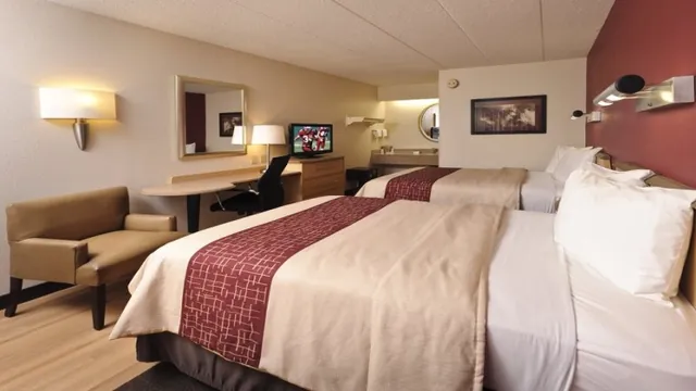 Red Roof Inn & Suites Fayetteville - Fort Bragg photo 1