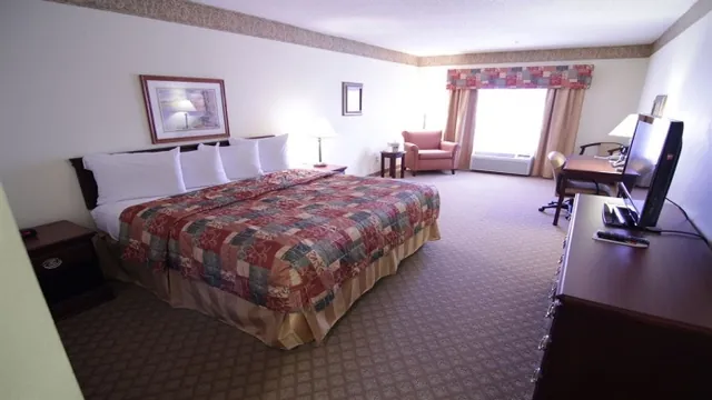 Quincy Inn & Suites photo 1