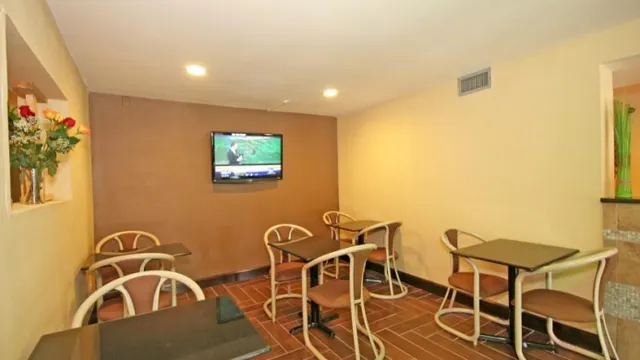 Americas Best Value Inn North Capital photo 1