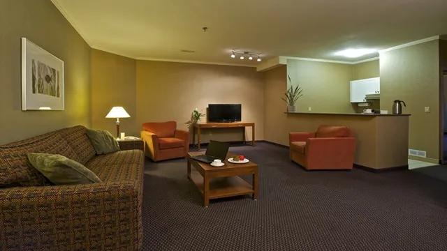 Coast Tsawwassen Inn photo 2