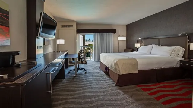 Coast Abbotsford Hotel & Suites photo 1