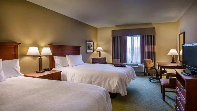 Hampton Inn & Suites Salem photo 2