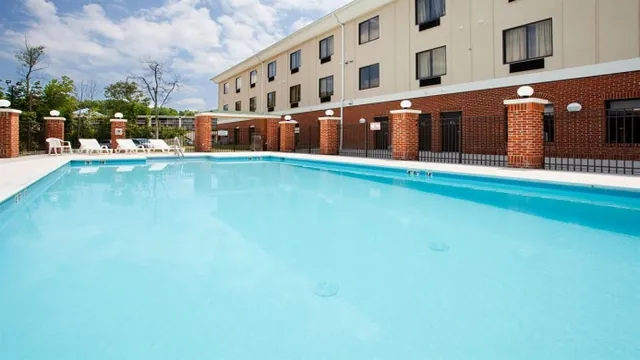 Hampton Inn & Suites Greensboro Coliseum Area photo 3