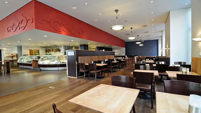 Holiday Inn London-Gatwick Airport photo 3