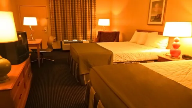 Econo Lodge Inn & Suites Pembroke photo 3