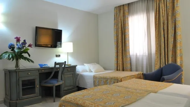 Corona De Granada Hotel photo 2