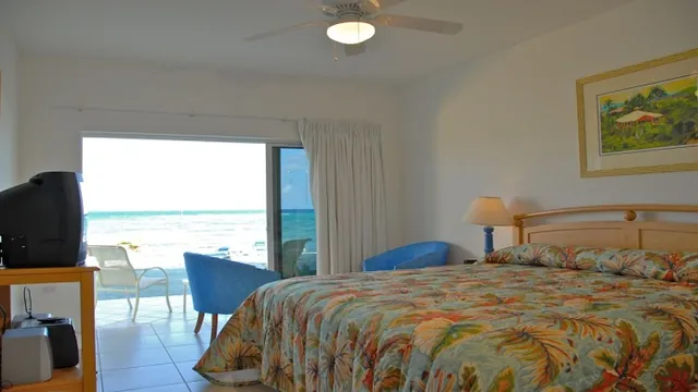 Castaways Cayman Beach Resort photo 3