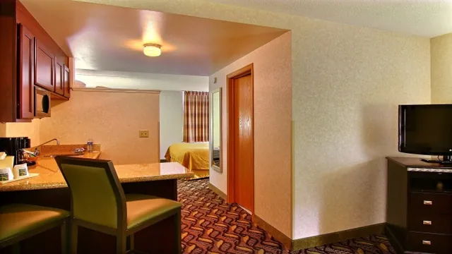 Quality Inn & Suites, AB photo 2