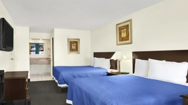 Baymont Inn & Suites Kissimmee photo 2