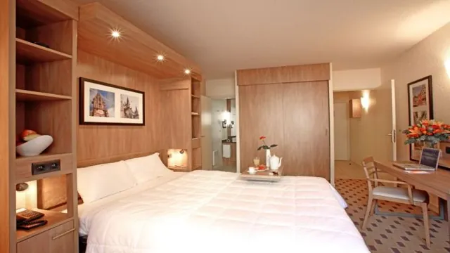 Mercure Larnaca Finikoudes Beach photo 3