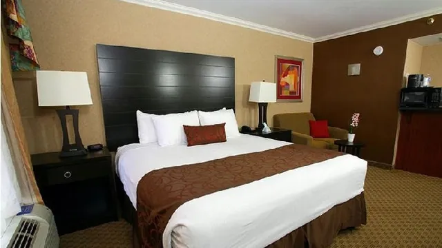 Best Western Plus InnSuites Phoenix Hotel & Suites photo 2