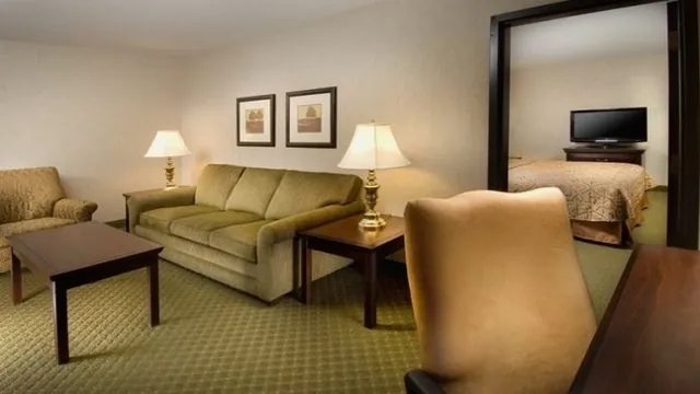 La Quinta Inn & Suites St. Louis Westport photo 1