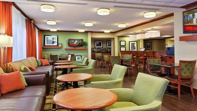 La Quinta Inn & Suites St. Louis Westport photo 3