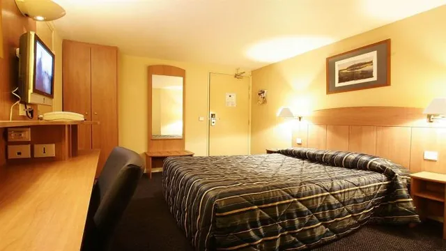 Kyriad Hotel Villeneuve La Garenne photo 3