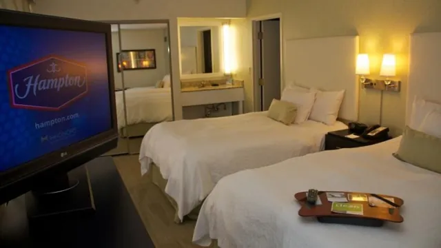 Hampton Inn & Suites Chicago-Downtown photo 2