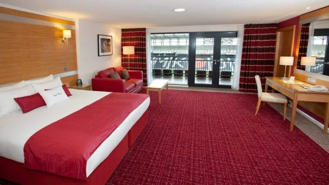 DoubleTree by Hilton Milton Keynes photo 1
