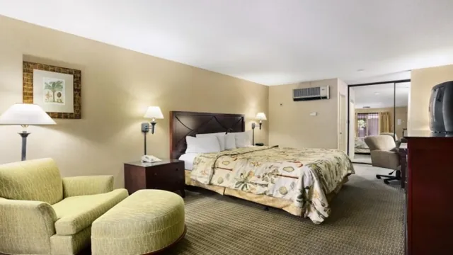 Days Inn San Diego Near Sea World photo 2