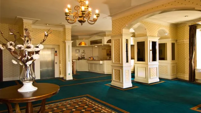 Queens Hotel & Nightclub Ennis photo 2