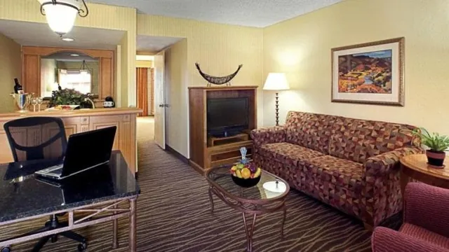 Embassy Suites by Hilton Phoenix Scottsdale photo 2