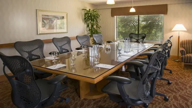 Embassy Suites by Hilton Phoenix Scottsdale photo 3