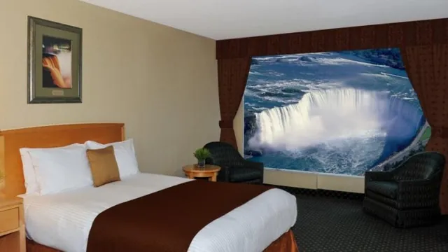Embassy Suites Niagara Falls - Fallsview photo 2