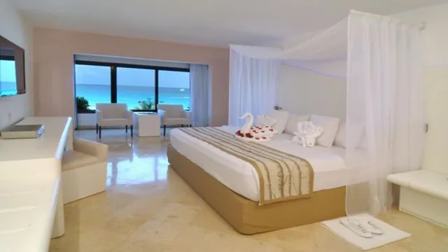 Pier House Resort & Caribbean Spa Key West photo 3