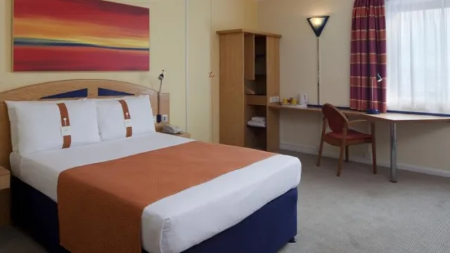 Holiday Inn Express Swindon photo 1