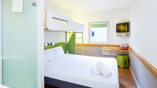 Days Inn & Suites by Wyndham St. Louis/Westport Plaza