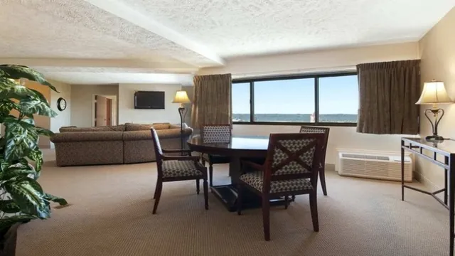 Ramada Inn & Suites North Spokane photo 3