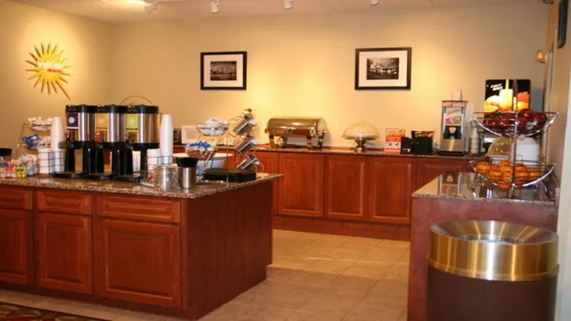 La Quinta Inn Cleveland Airport North photo 2