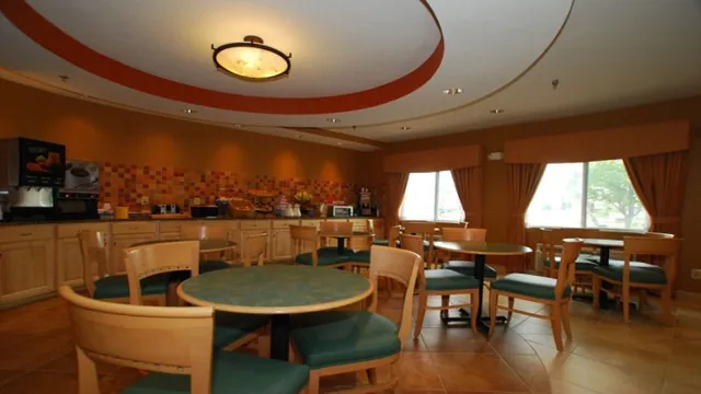 La Quinta Inn Indianapolis North at Pyramids photo 2