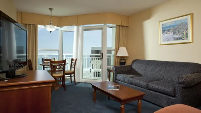Best Western Plus Carolinian Oceanfront Inn & Suites photo 2