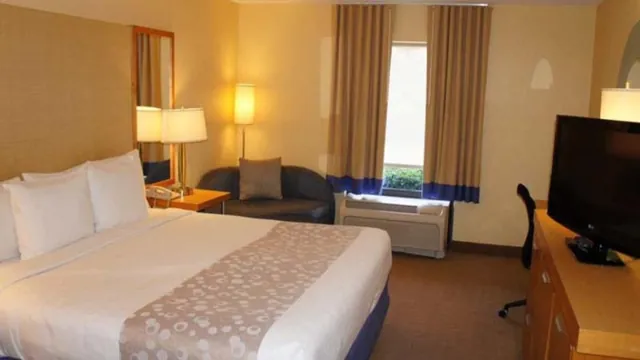 La Quinta Inn & Suites Myrtle Beach at 48th Avenue photo 2