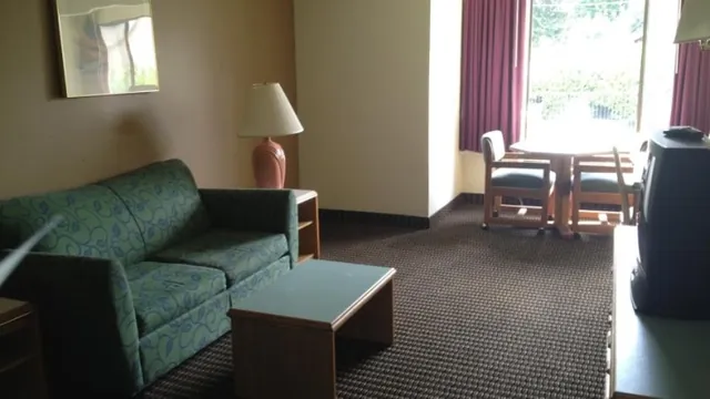Ramada Inn & Suites Portland Airport photo 2